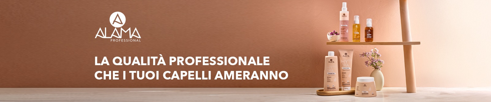 Alama Professional, la qualità professionale che i tuoi capelli ameranno, linea Hydra con shampoo, balsamo e oli su mensola elegante.